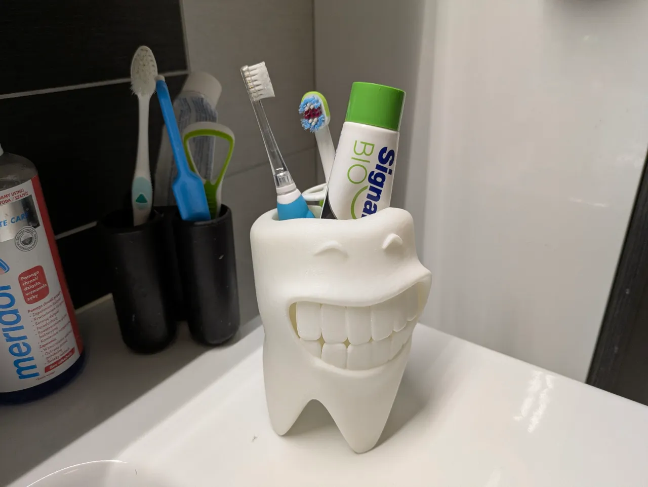 Toothbrush Holder - Smiling Tooth view 2