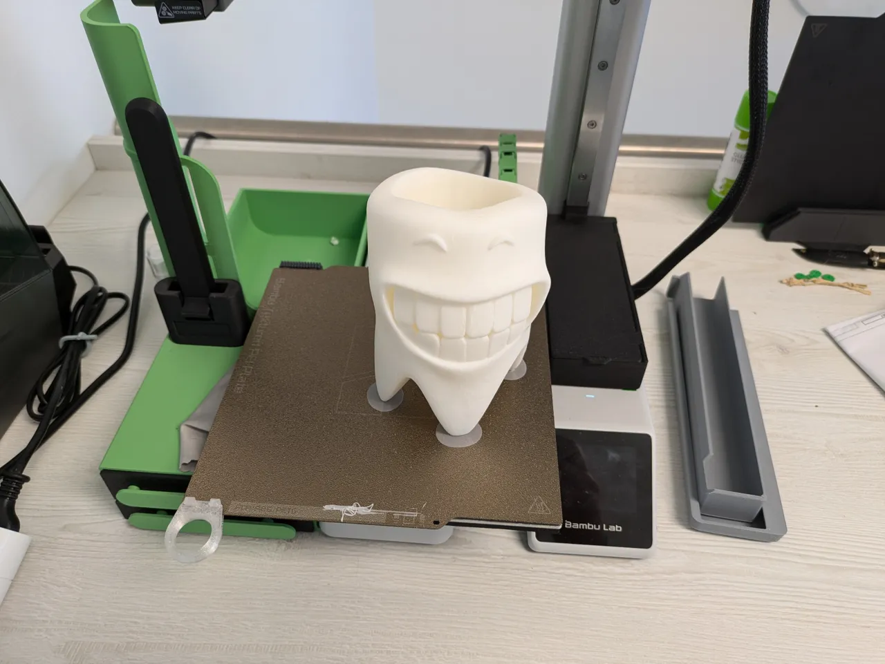 Toothbrush Holder - Smiling Tooth view 4