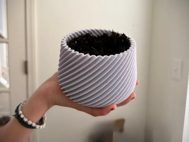 Spiraly Planter Pot with drain hole
