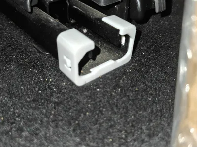Citroen 2014-2017 C4 Picasso middle row seat rail plug