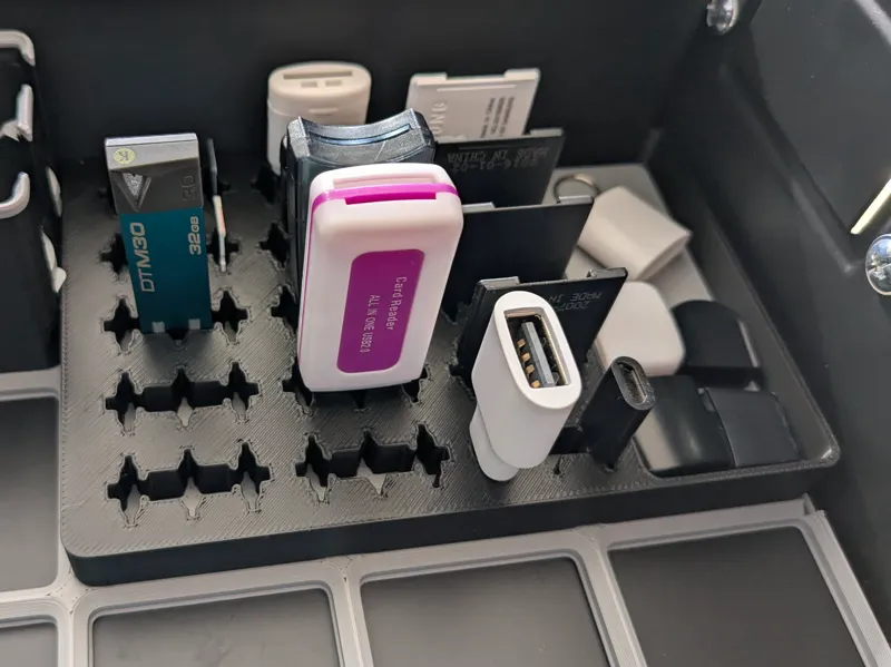 Gridfinity USB & SD Card Holder with Cap Bin