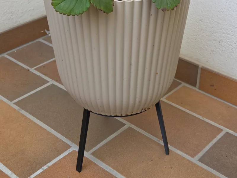 simple plant pot raiser/stand