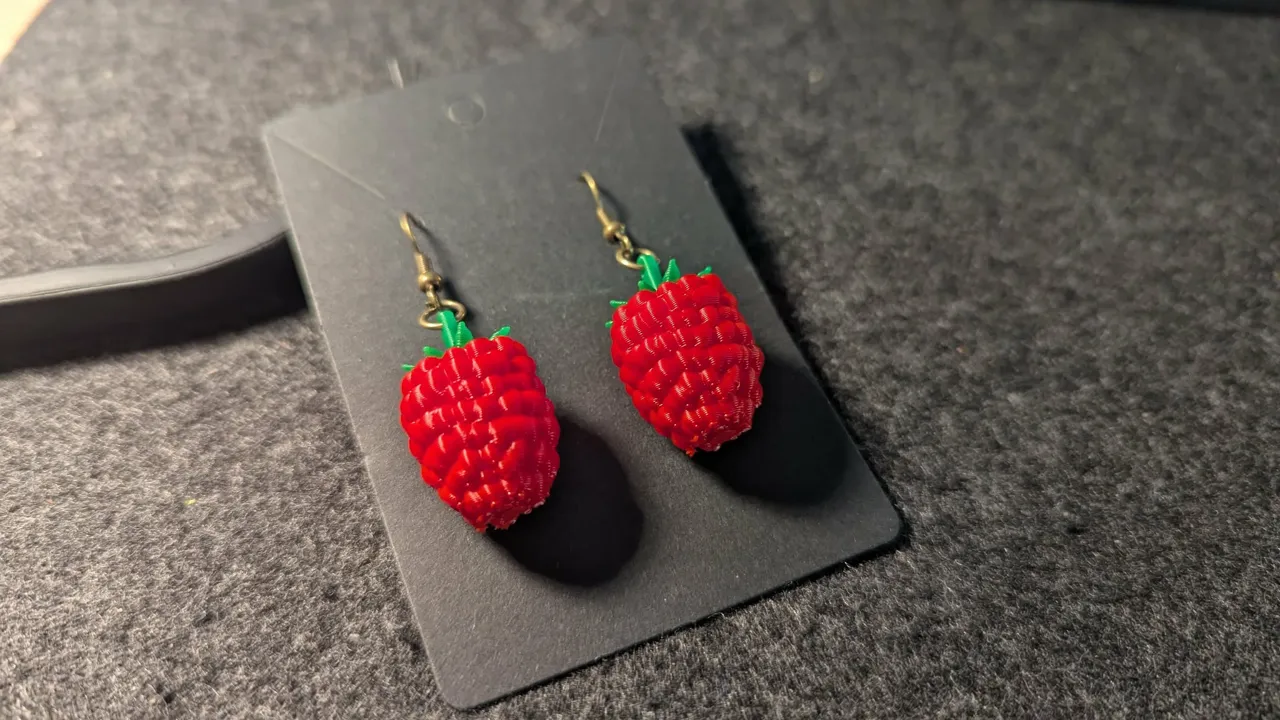 Wild Raspberry Earrings - い ち ごの森 view 2