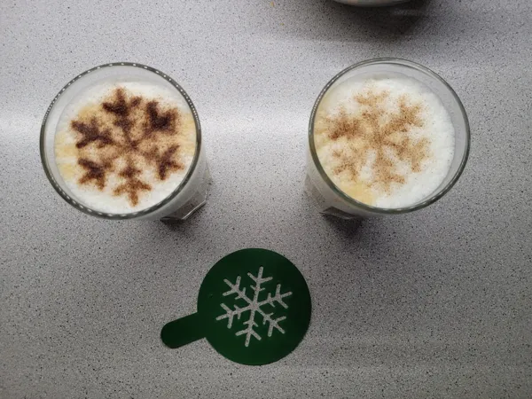Pochoirs à café (flocon, sapin de Noël)