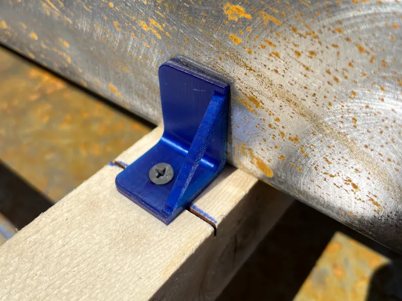 Locking parts on the pallet