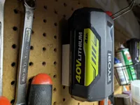 Support batterie Ryobi 40V pour panneau perforé — photo 3