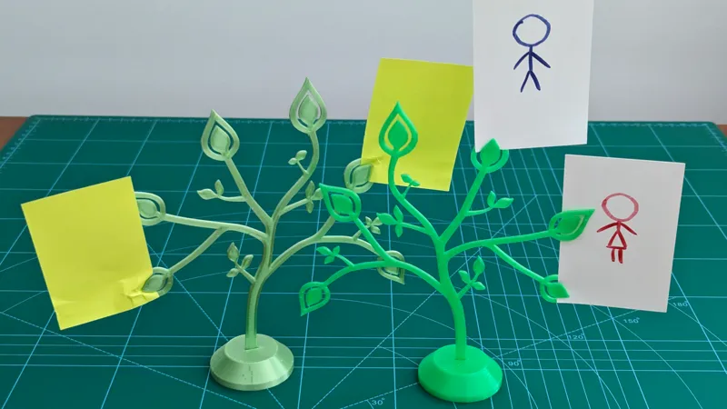 Postit/picture holder tree