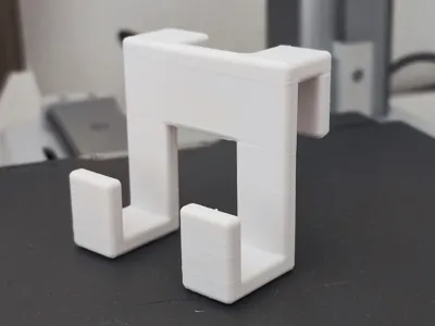 Hanging razor holder