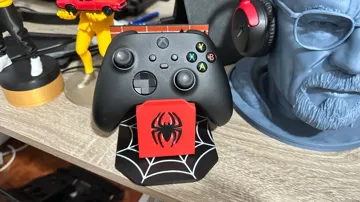 Caja o estuche: Spider-Man PS5 / Xbox Controller Stand — vista de referencia 3