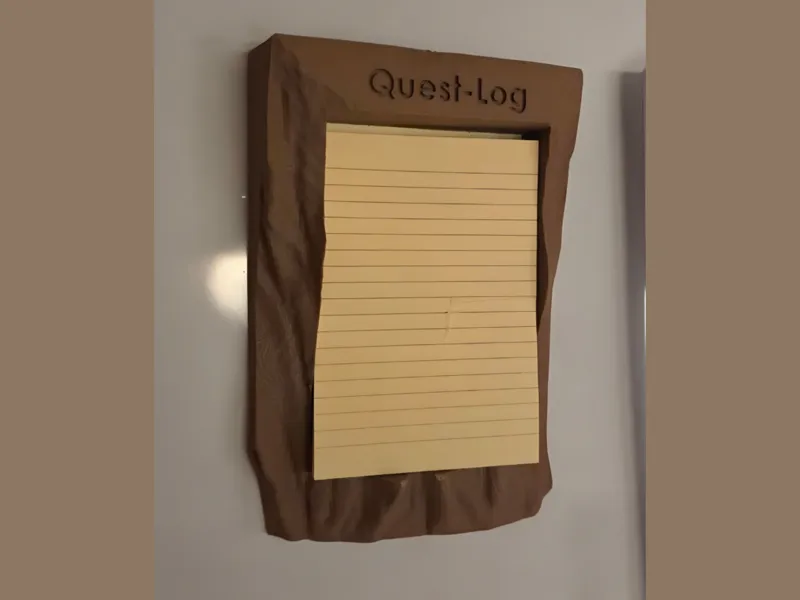 QUESTLOG – Notizblock-Halterung