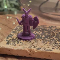 Figurine de paladin au casque ailé — photo 4