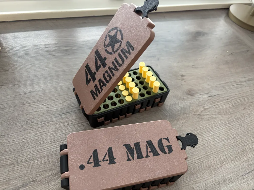 Caja o estuche: 44 MAGNUM LIFTING AMMO BOX. Referencia del modelo original.