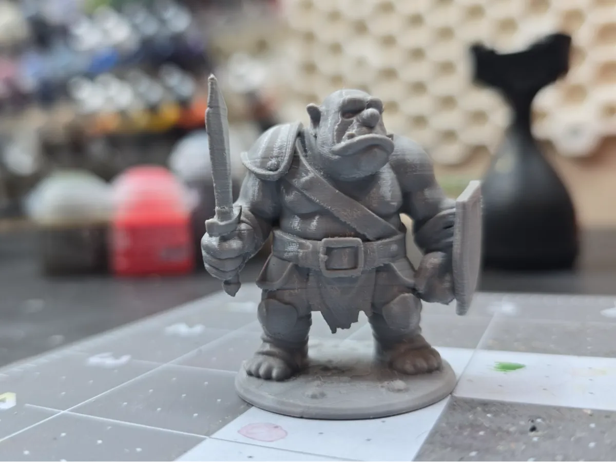 Figurine miniature d'orc guerrier rigolo