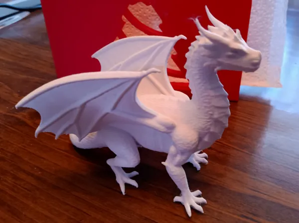 Dragon debout aux ailes déployées