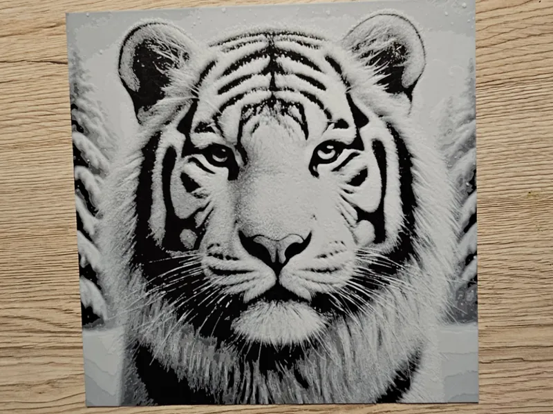 Tigre Blanc avec paysage enneigé