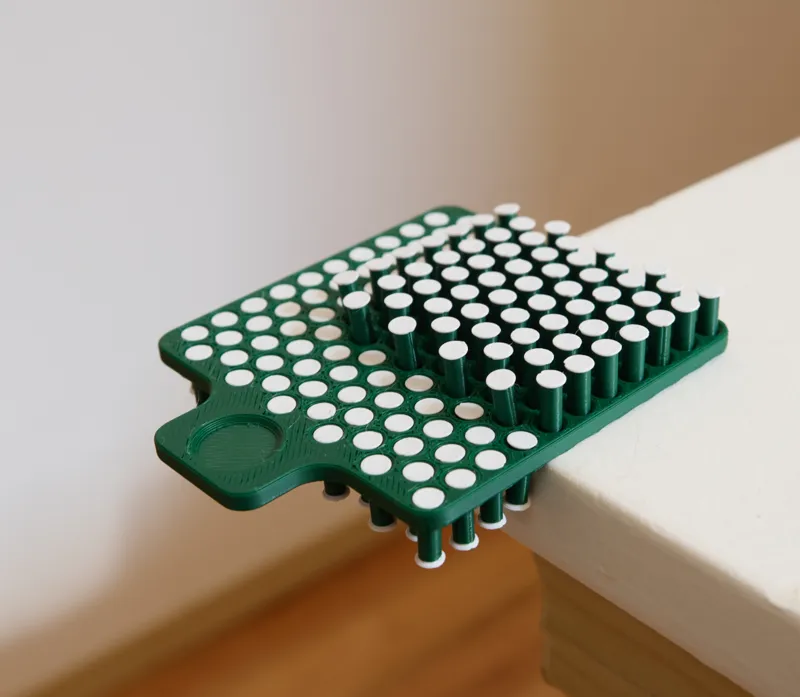 Handheld pin art fidget toy