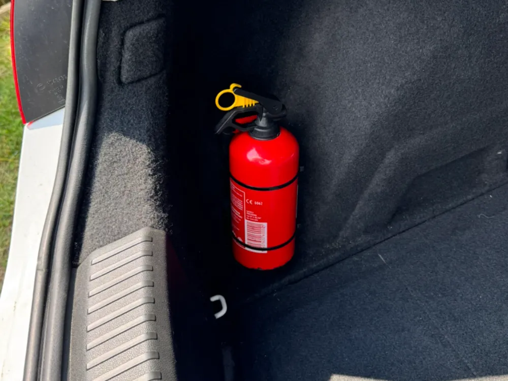 Soporte: Universal Car Fire Extinguisher QuickRelease Mount. Referencia del modelo original.