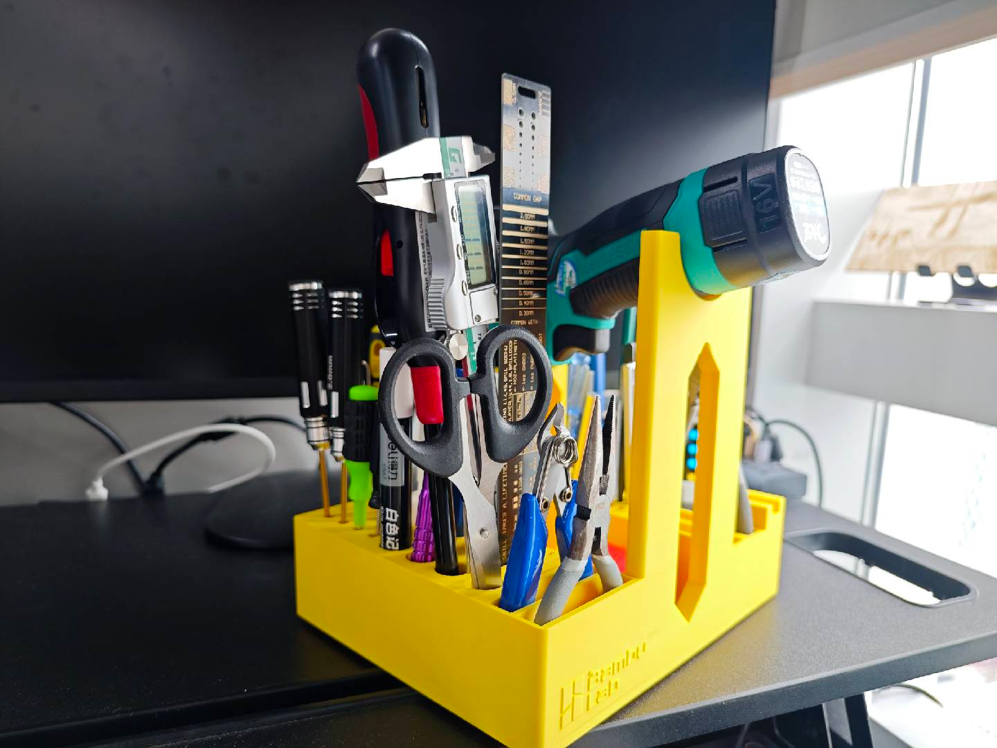 Miniatura 1 do modelo 3D 工具收纳架带手电钻和游标卡尺位置