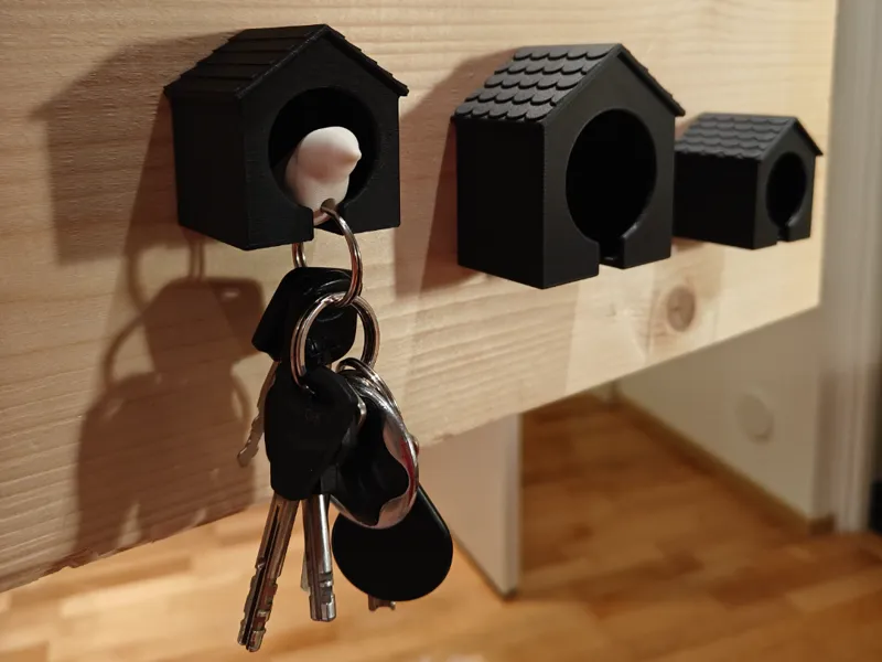 Bird keychain accessory with birdhouse