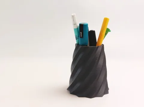 Stable pen holder with a twist