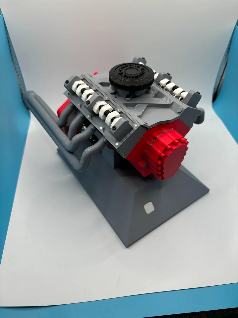 V8 Engine with functioning pistons and valves by Dominik MakerWorld ...