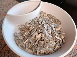 Sunflower Seed/Pistachio bowl (Pipas y Pistachos)