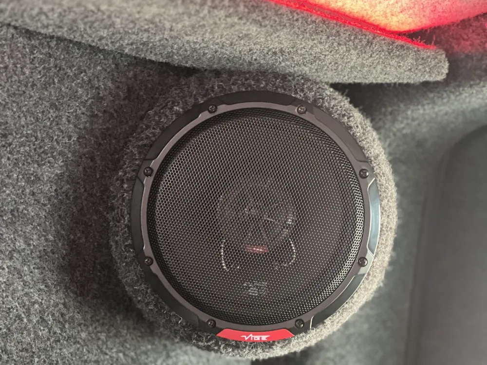 Letrero o emblema decorativo: 165mm / 6.5" 45° Angled Speaker Pod. Referencia del modelo original.