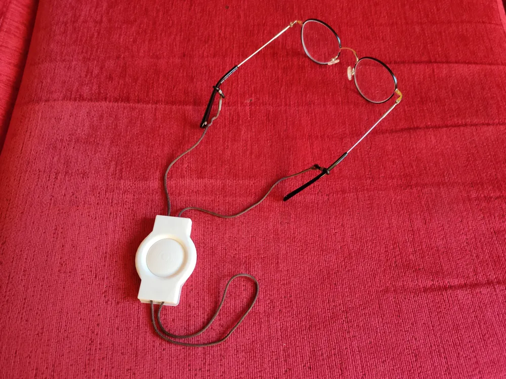 Eyewear retainer accessory with AirTag by braga3dprint MakerWorld