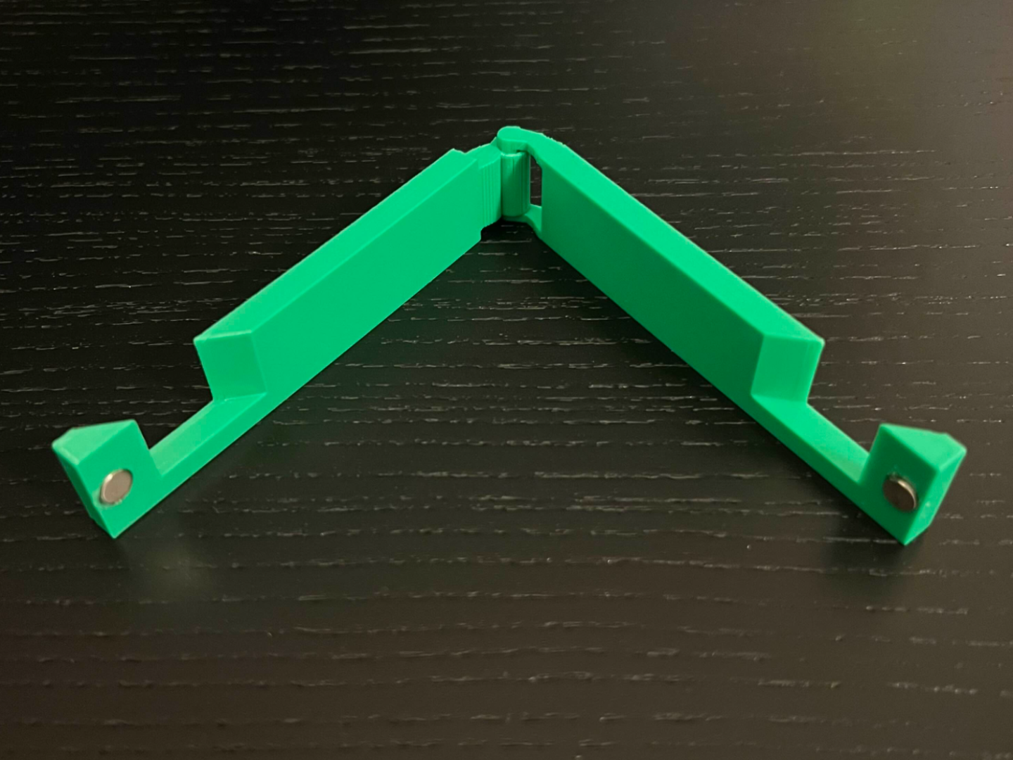 Simple foldable phone stand - print-in-place