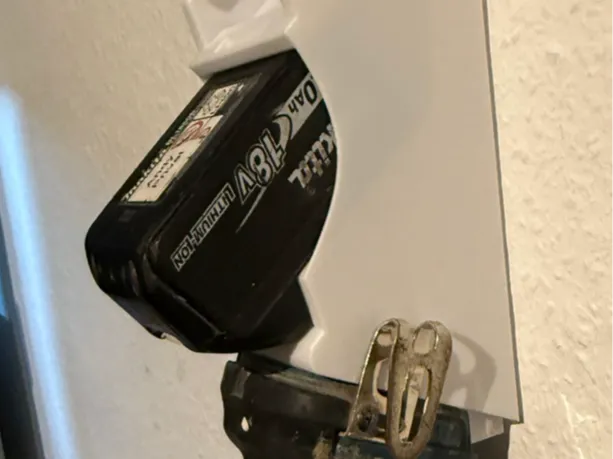 Makita Akkuschrauber Halter + 2x Akku Halter