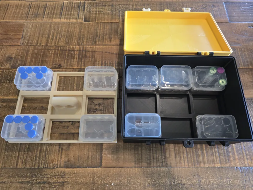 Caja o estuche: 17-Kit Dual-Layer Vial Case – SnapShut or Hardware. Referencia del modelo original.