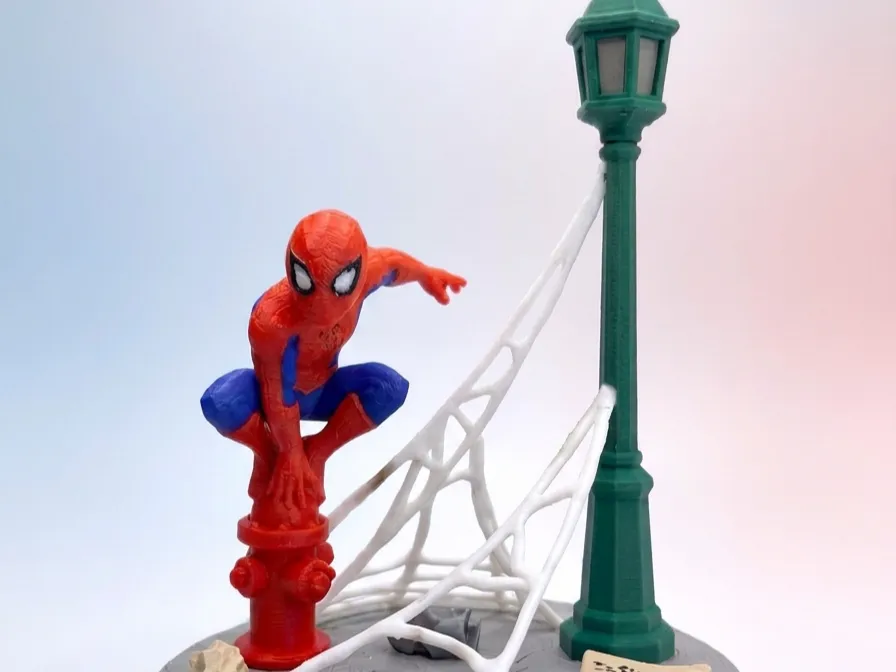 Figura decorativa: Low Poly Spider-Man Statue – Multi-Color 3D Print. Referencia del modelo original.