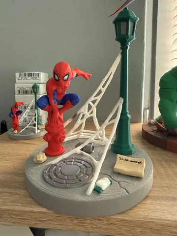 Figura decorativa: Low Poly Spider-Man Statue – Multi-Color 3D Print — vista de referencia 3