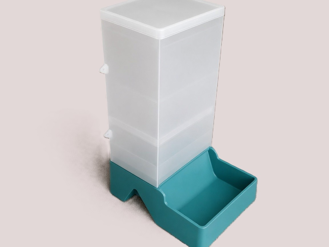 automatic feeder for small pets (cats, small dogs)