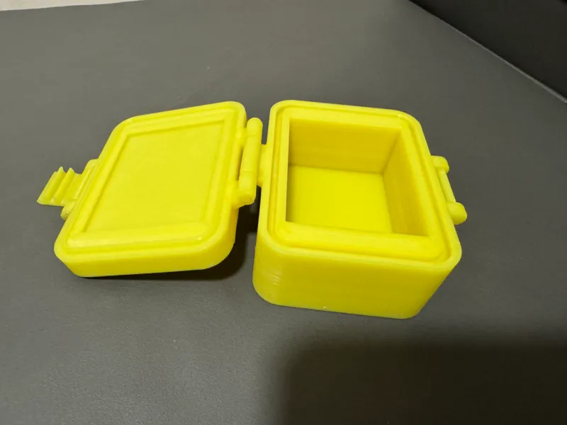Box with closing cap