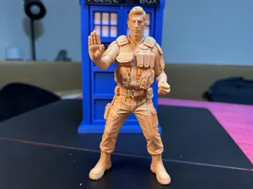 Figura decorativa: Colonel Christofer Ibrahim – Doctor Who 1:10 — vista de referencia 2