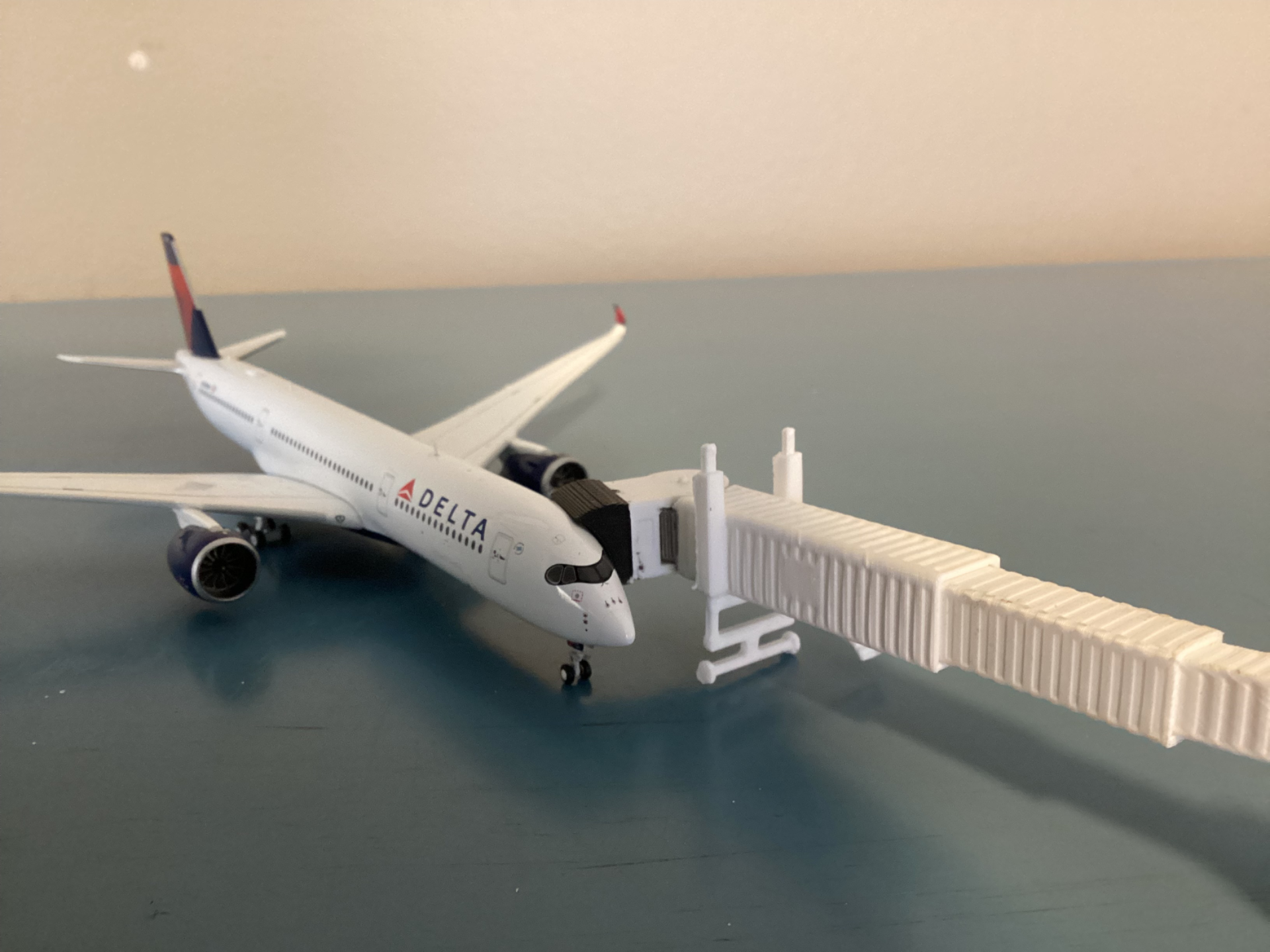 1/400 wide body jet bridge