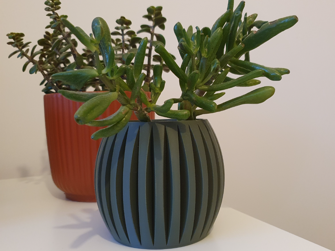 Plant pot with drain system