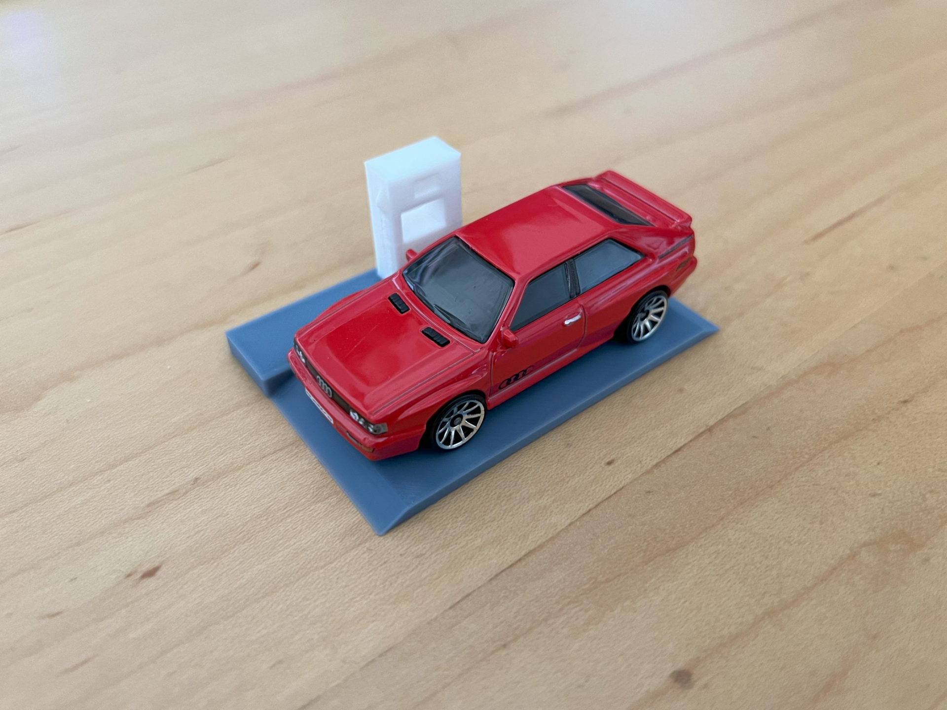 Gas/Petrol station with street 1/64 car diorama