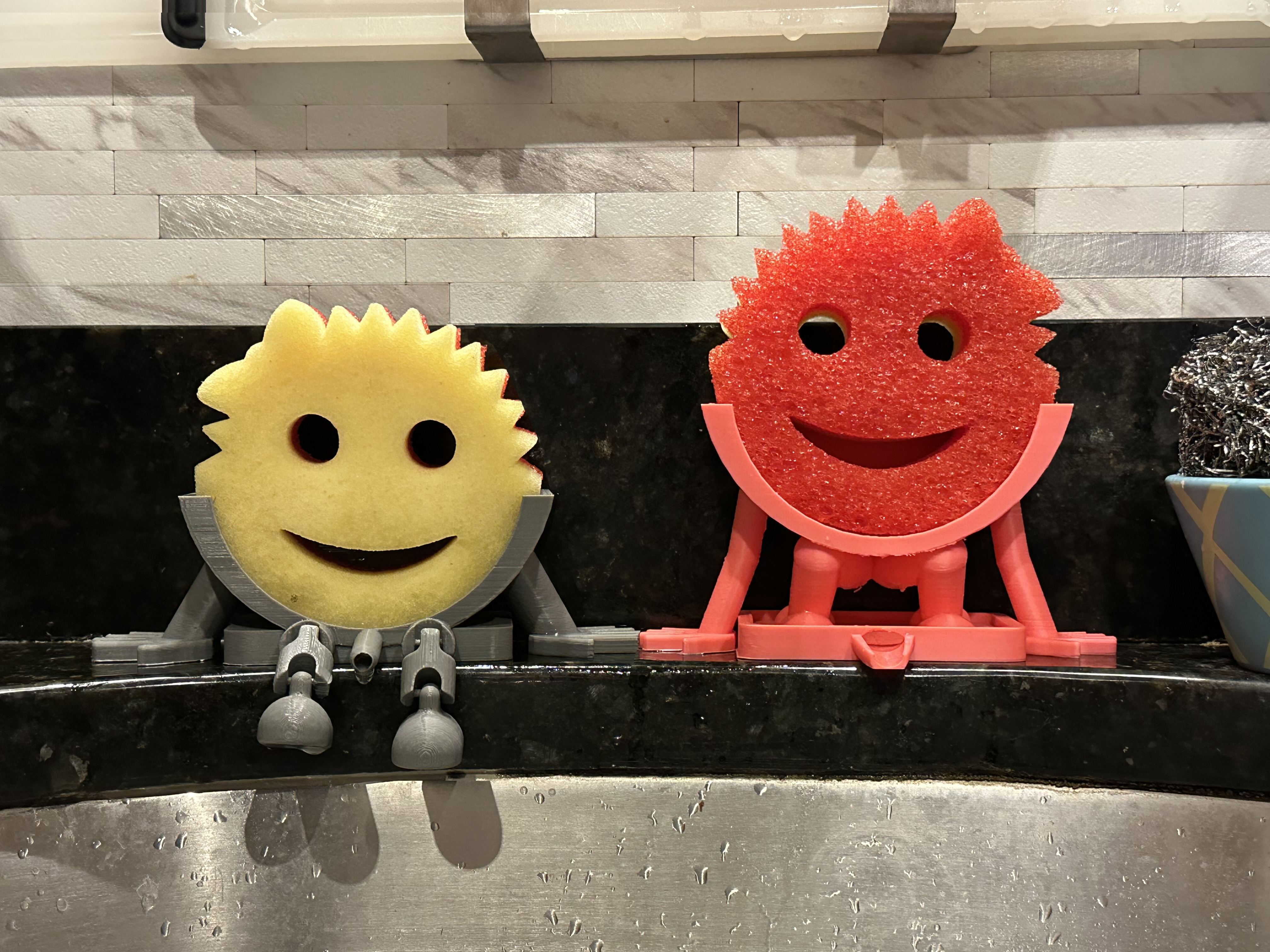 Miniatura 1 do modelo 3D Scruby McScrubface - Scrub Daddy Holder