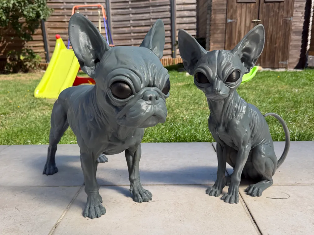 Figura decorativa: Duo Alien – Bouledogue & Sphynx. Referencia del modelo original.