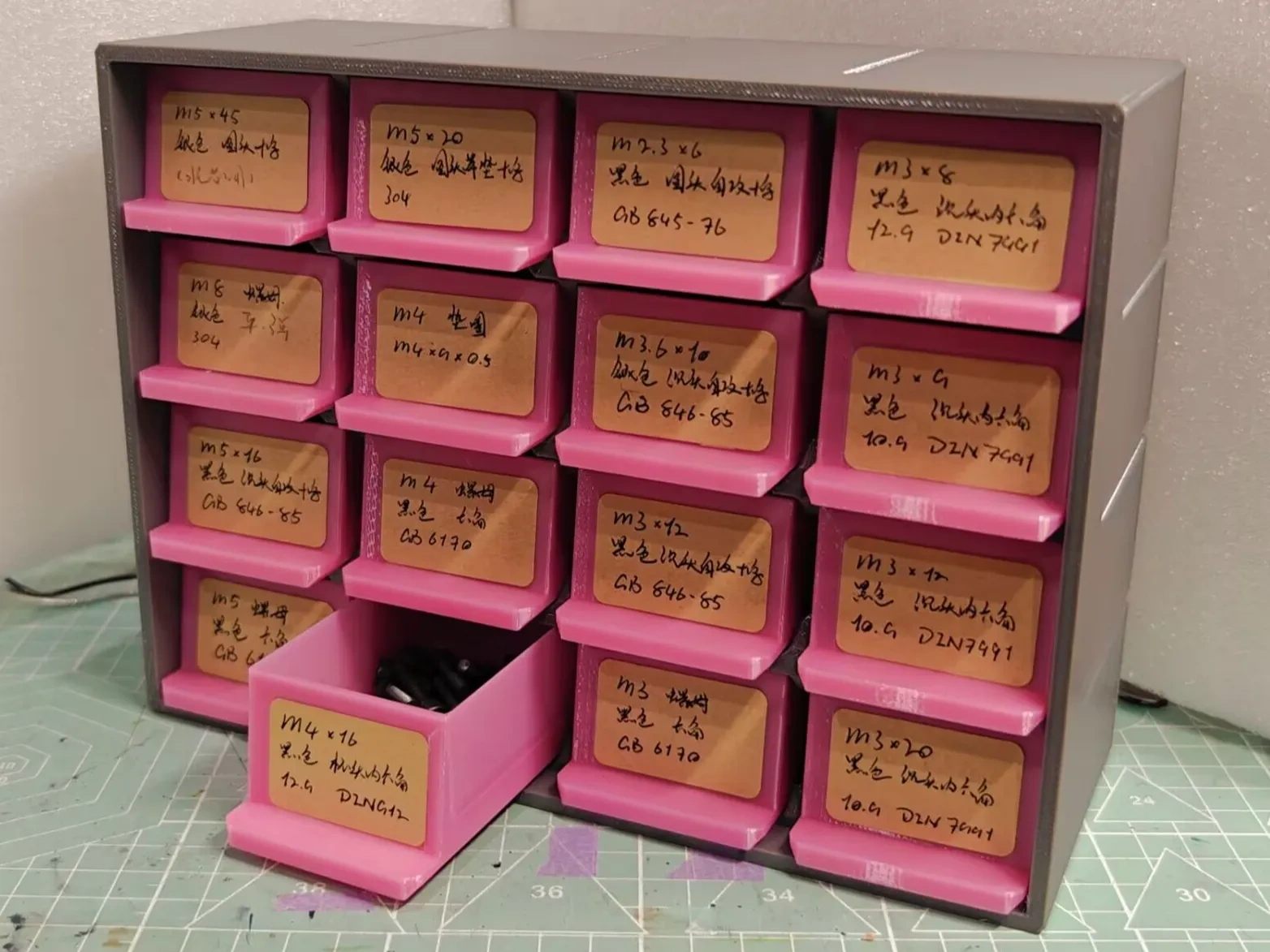 Miniatura 1 do modelo 3D 抽屉零件收纳盒，科幻工业风格