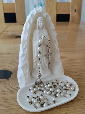 Bandeja organizadora: Our Lady of Lourdes – Rosary Tray — vista de referencia 3