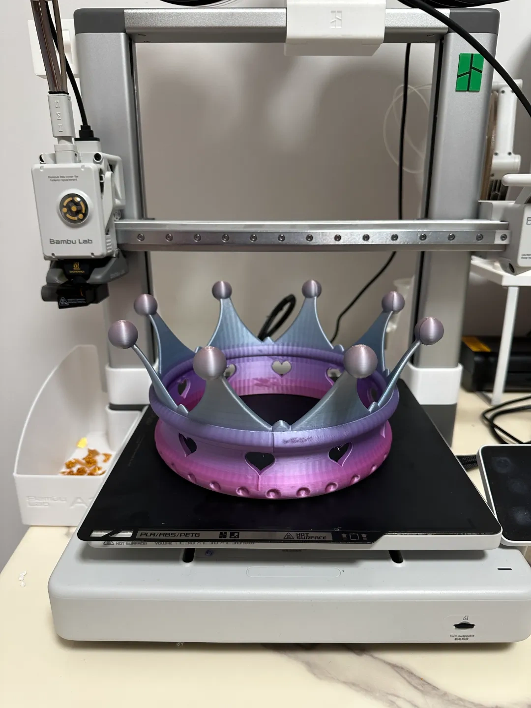Miniatura 1 do modelo 3D 爱心皇冠（聚会、摆摊神器、圣诞节、生日快乐）