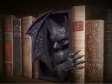 Декоративен държач за книги Bat