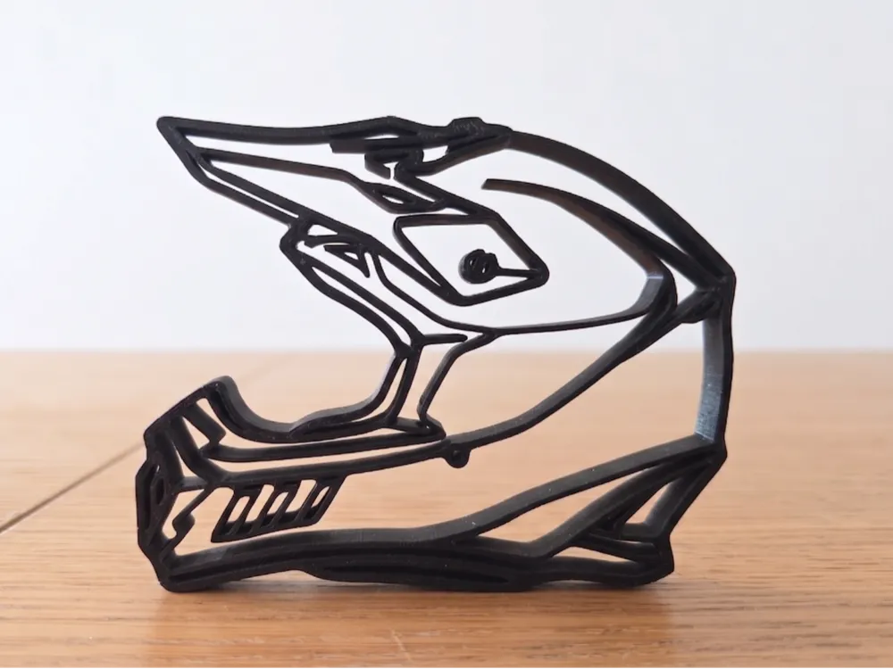 Pieza para disfraz o exhibición: Motocross Helmet Line Art Decor. Referencia del modelo original.
