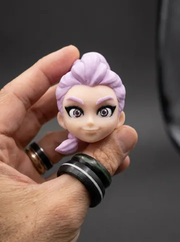 Llavero: RUMI – HUNTR/X K-POP Demon Hunter Keychain — vista de referencia 3