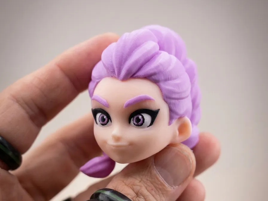 Llavero: RUMI – HUNTR/X K-POP Demon Hunter Keychain. Referencia del modelo original.