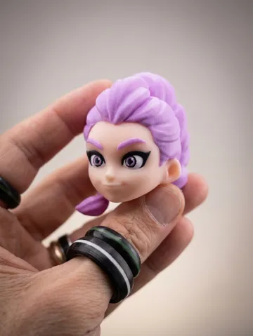 Llavero: RUMI – HUNTR/X K-POP Demon Hunter Keychain — vista de referencia 2