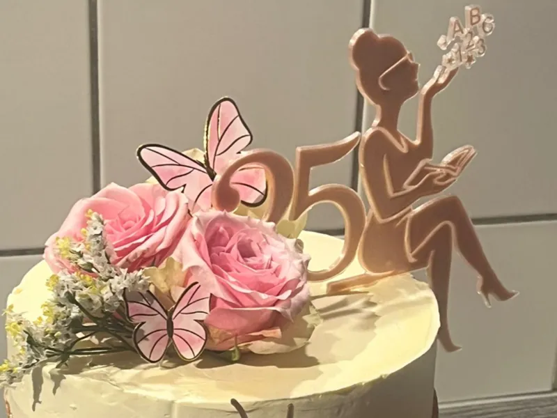 Cake Topper „Lesende Frau – ABC“